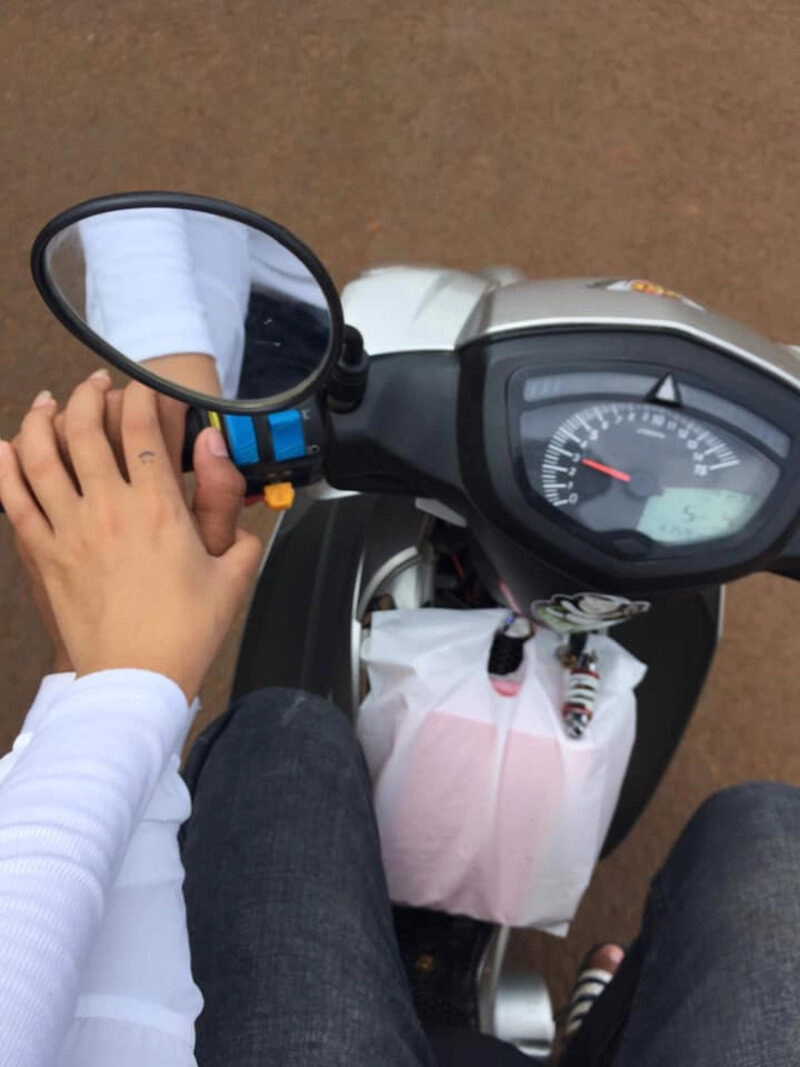 ảnh nắm tay trên xe máy
