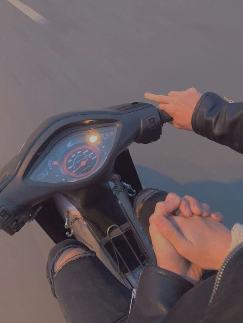 ảnh nắm tay trên xe máy wave