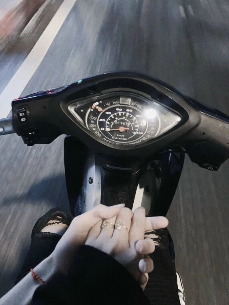 ảnh nắm tay trên xe máy wave