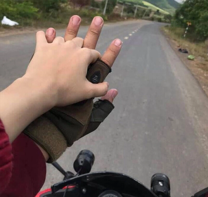 ảnh nắm tay trên xe máy wave
