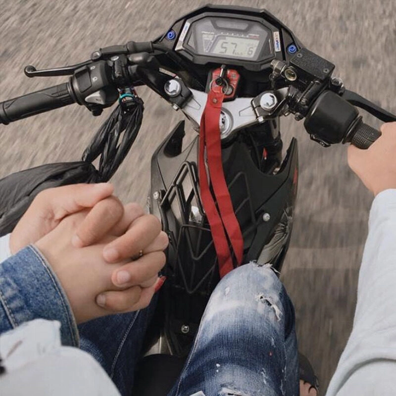 ảnh nắm tay trên xe máy wave