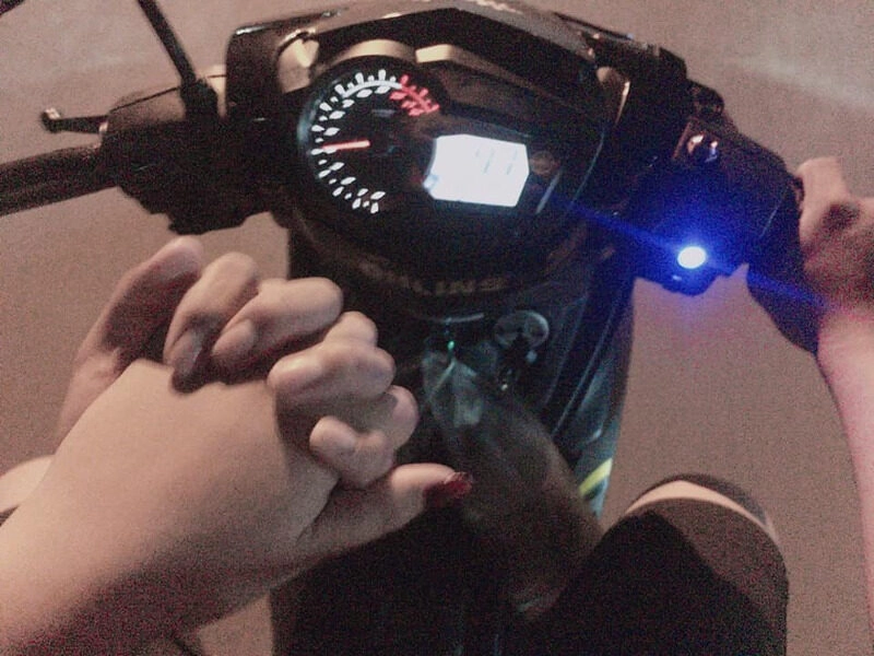 ảnh nắm tay trên xe máy wave