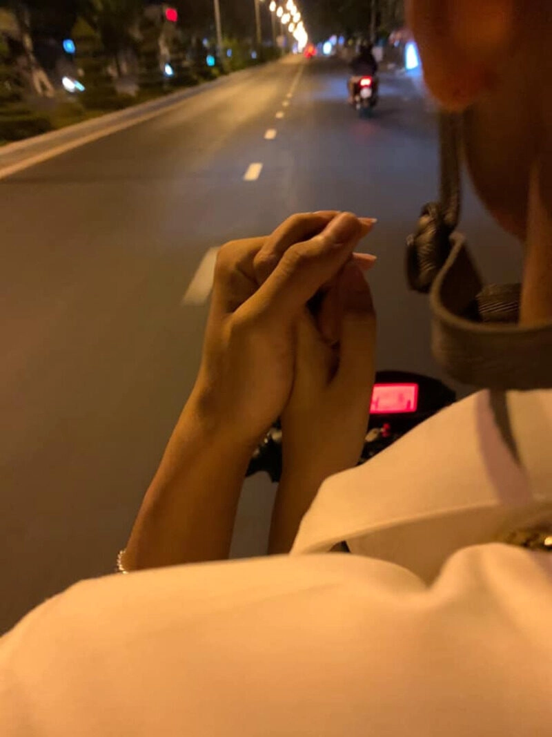 ảnh nắm tay trên xe máy wave