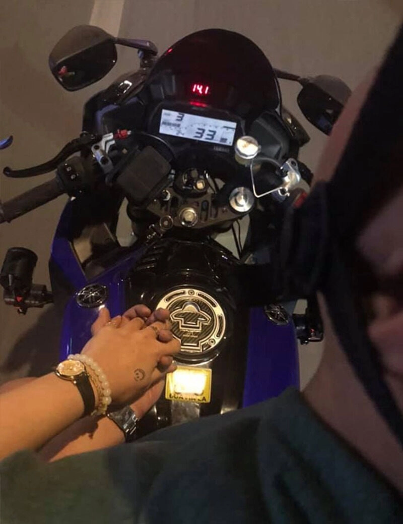 ảnh nắm tay trên xe máy wave