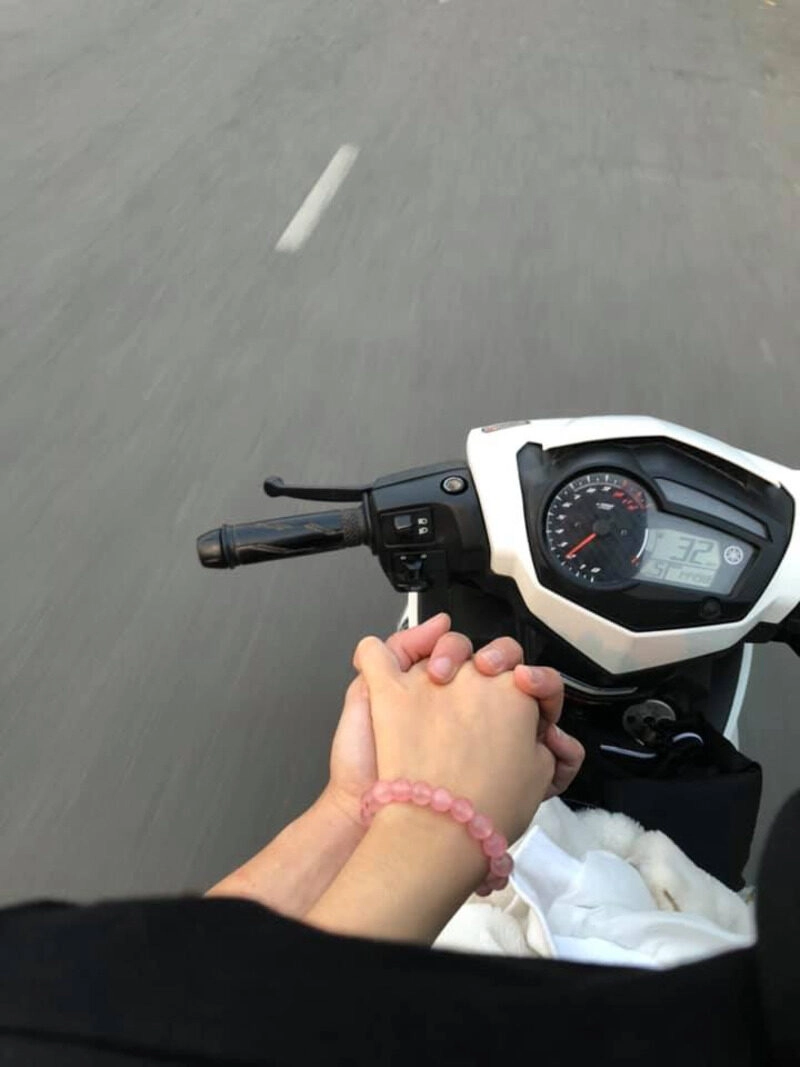 ảnh nắm tay trên xe máy wave