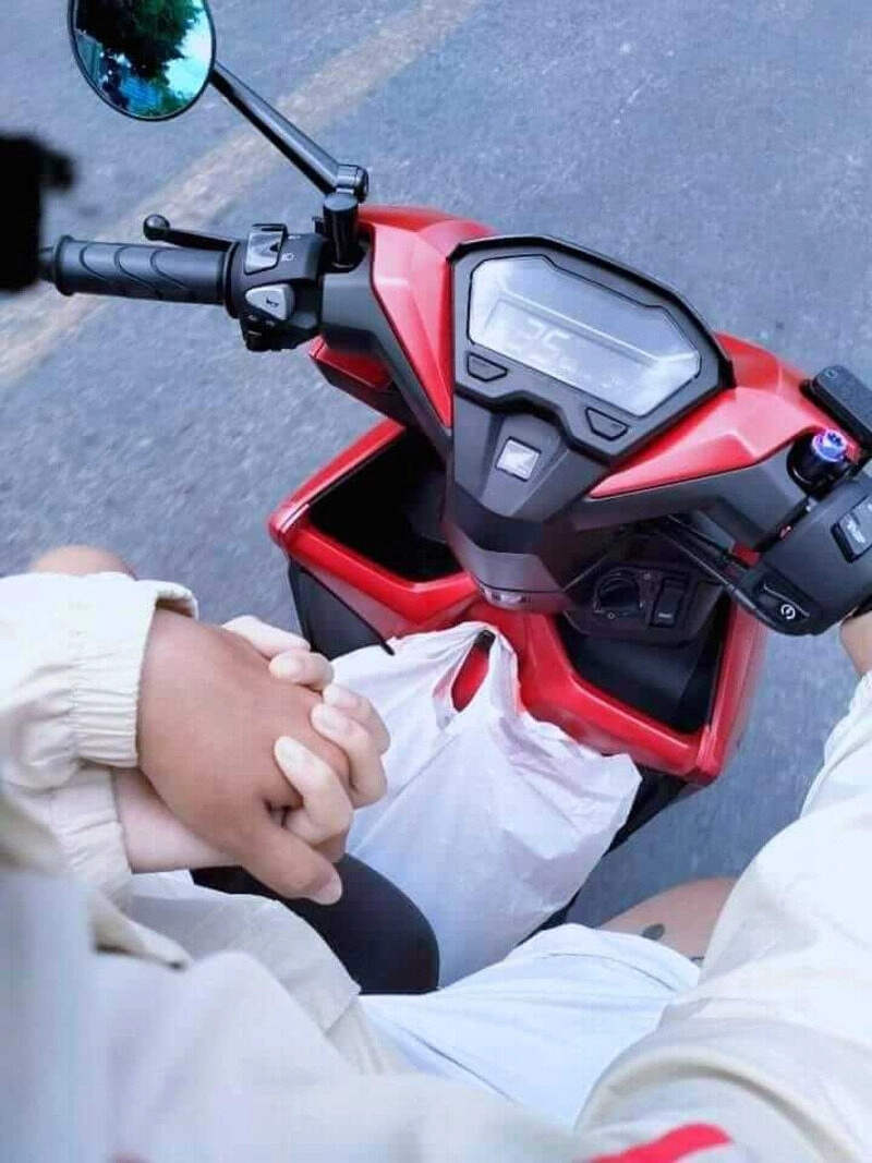 ảnh nắm tay trên xe máy