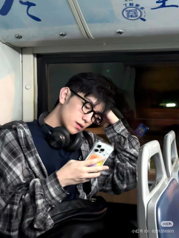 nam ngồi xe khách chill