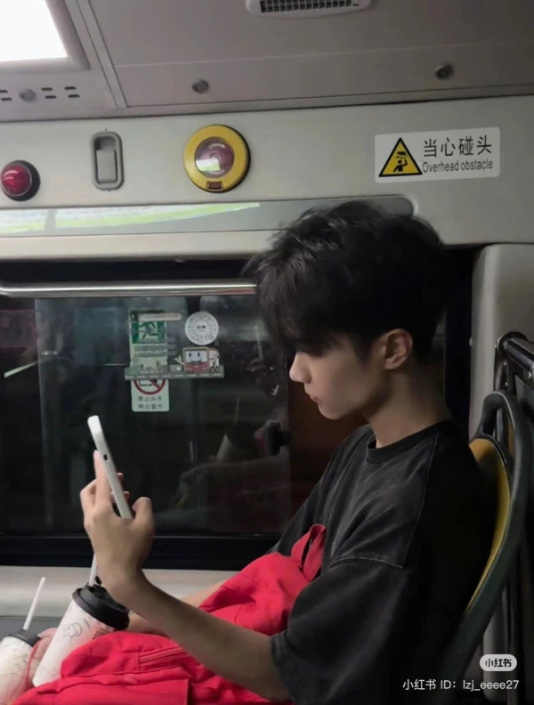 nam ngồi xe khách chill