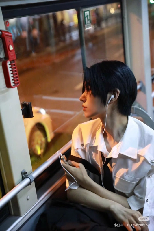 nam ngồi xe khách chill