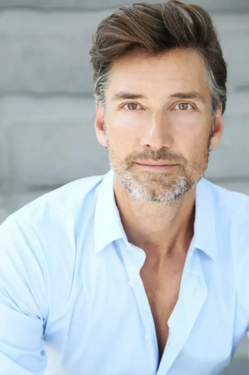 Tạo dáng chụp ảnh trung niên