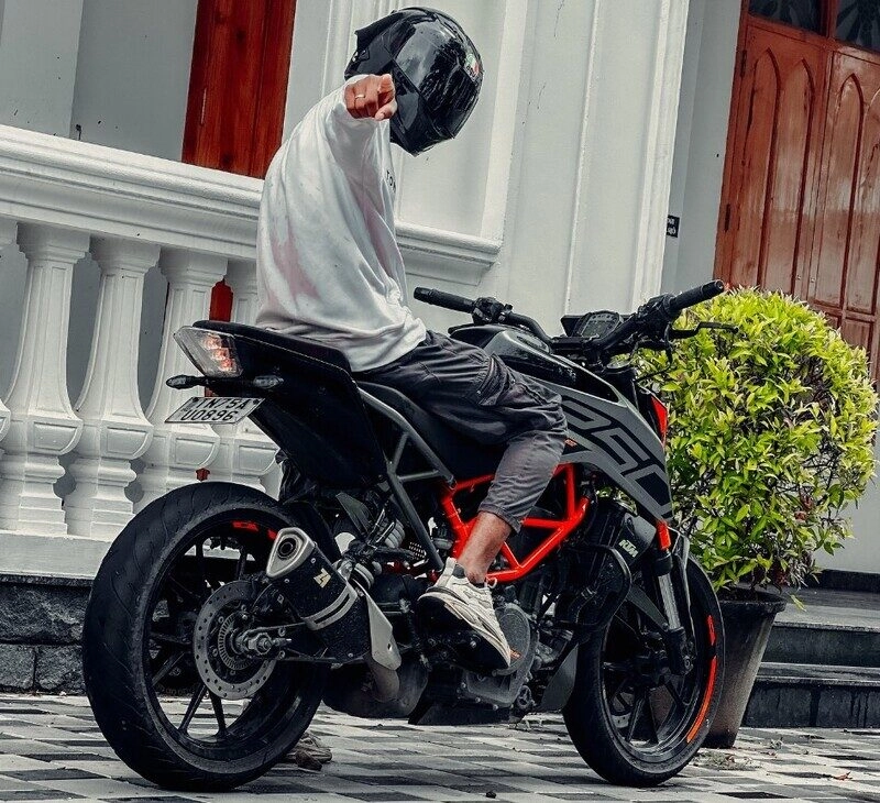 ảnh ngồi trên xe độ