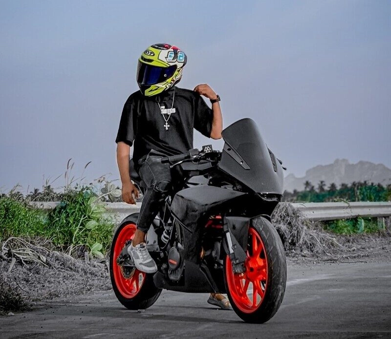 ảnh ngồi trên xe độ