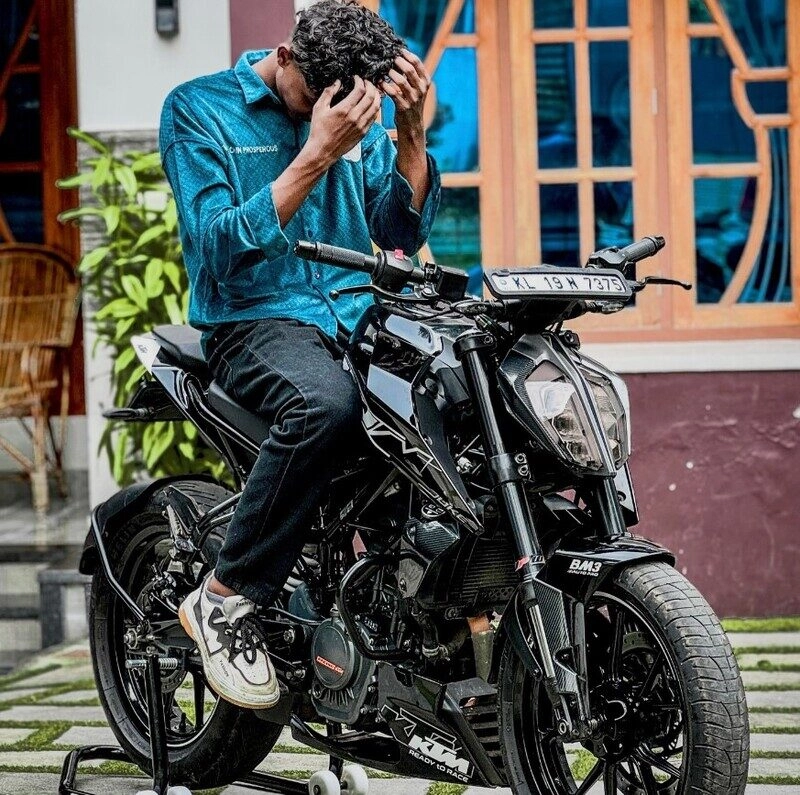 ảnh người ngồi trên trên xe độ