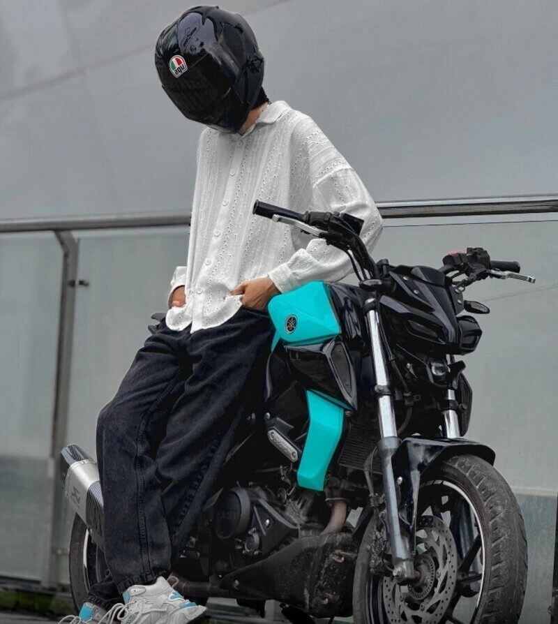 anh người ngồi trên xe độ