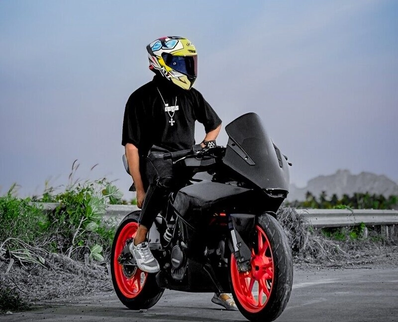 anh người ngồi trên xe độ