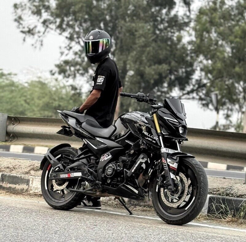 anh người ngồi trên xe độ