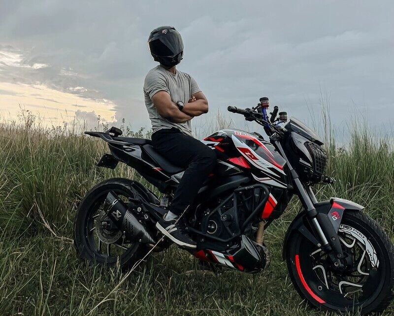 anh người ngồi trên xe độ