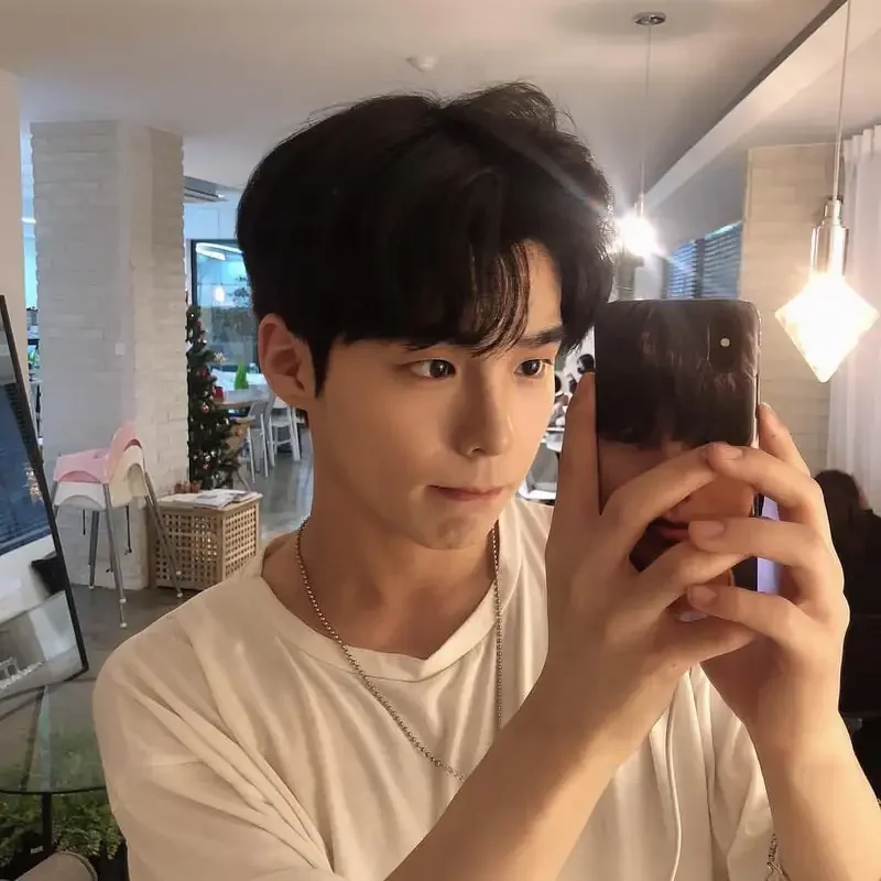 Tư thế chụp ảnh selfie đẹp