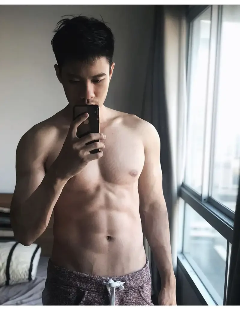 Ảnh trai 6 múi hài tạo dáng vui nhộn