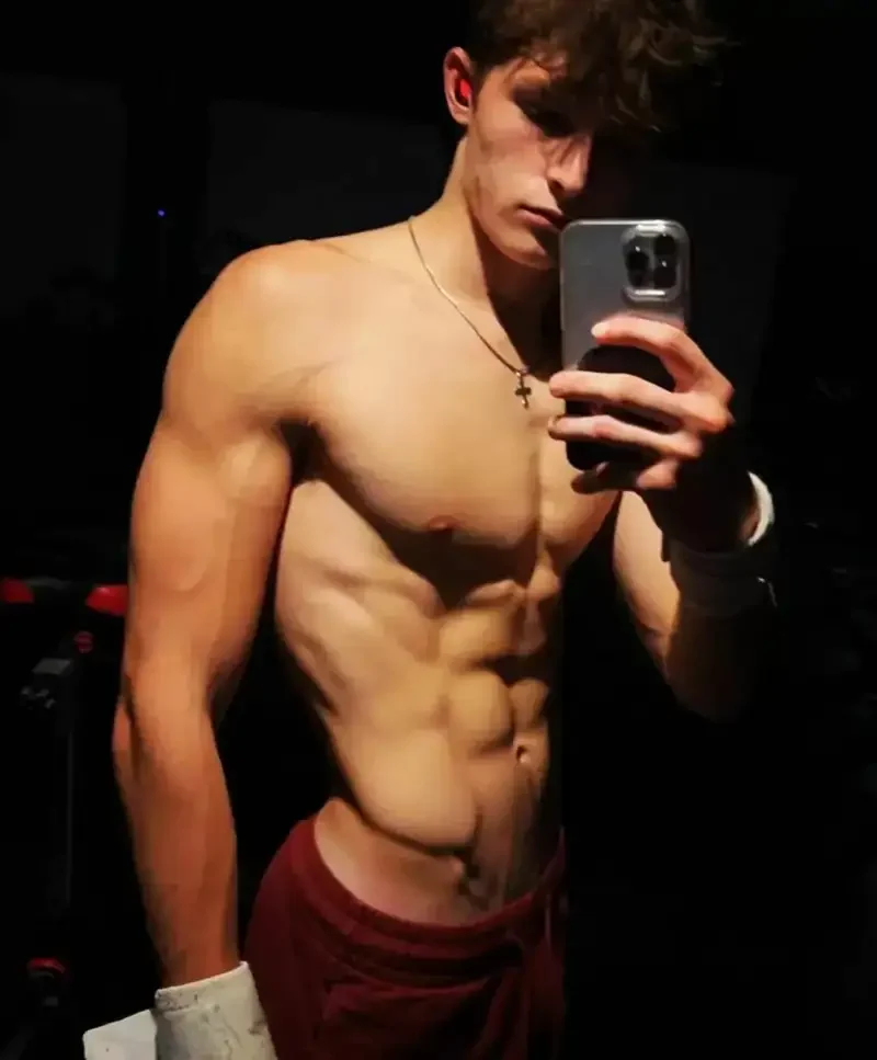 Ảnh trai 6 múi chụp trước gương che mặt