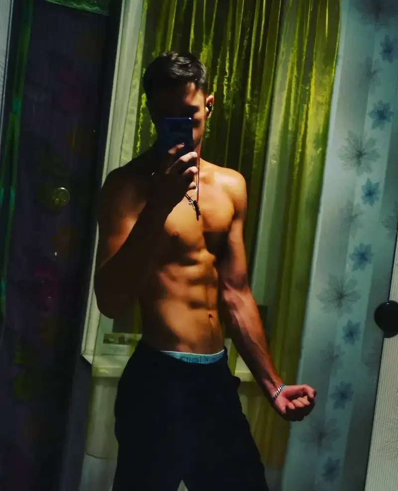 Ảnh trai 6 múi tắm dáng vóc khỏe khoắn