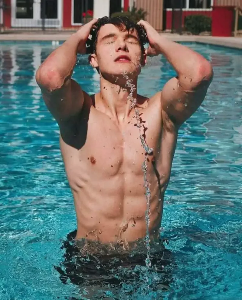 Ảnh trai đẹp sáu múi tự tin