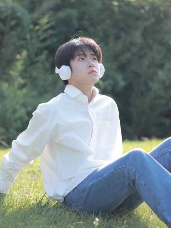 Ảnh trai đẹp đeo tai nghe