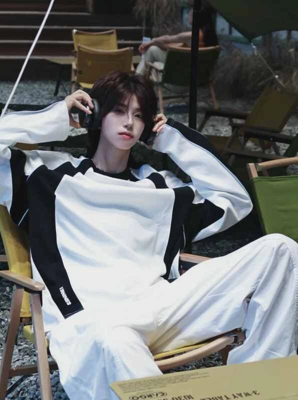 Ảnh trai đẹp đeo tai nghe