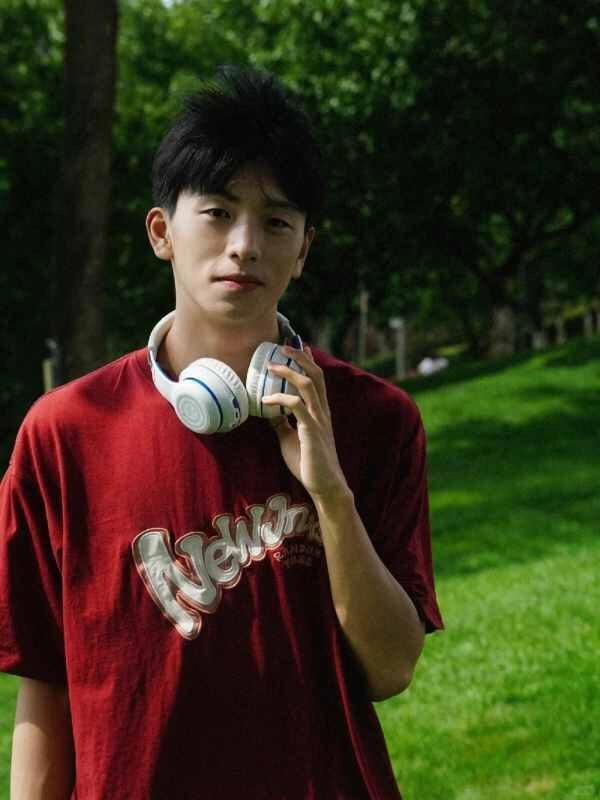 Ảnh trai đẹp đeo tai nghe