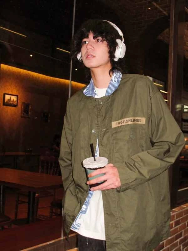 Ảnh trai đẹp đeo tai nghe