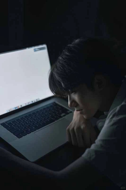 Ảnh trai đẹp đeo tai nghe