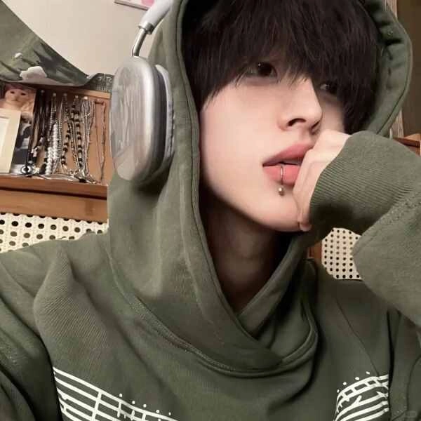 Ảnh trai đẹp đeo tai nghe