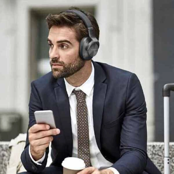 Ảnh trai đẹp đeo tai nghe