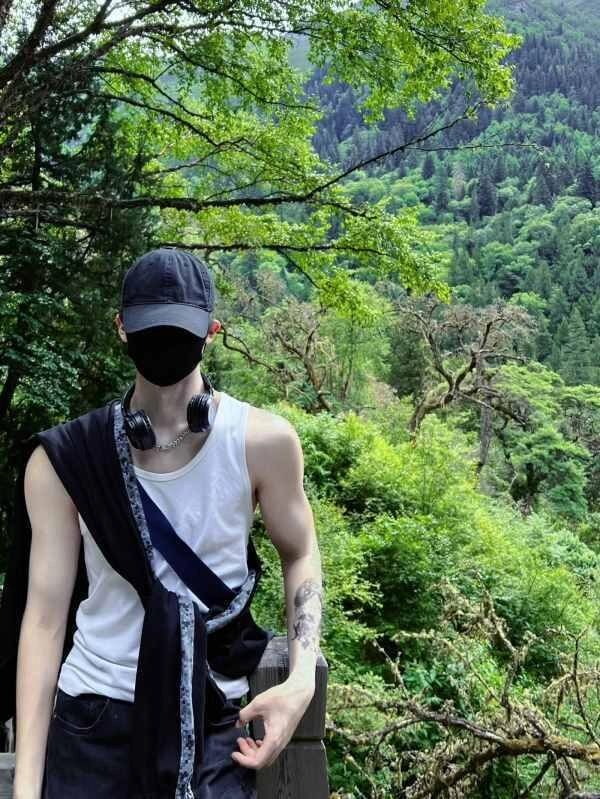 Ảnh trai đẹp đeo tai nghe