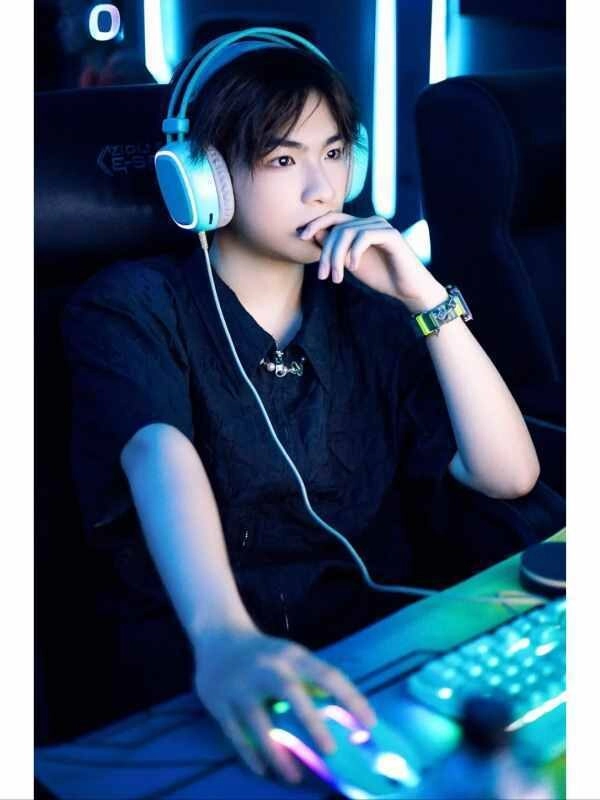 Ảnh trai đẹp đeo tai nghe