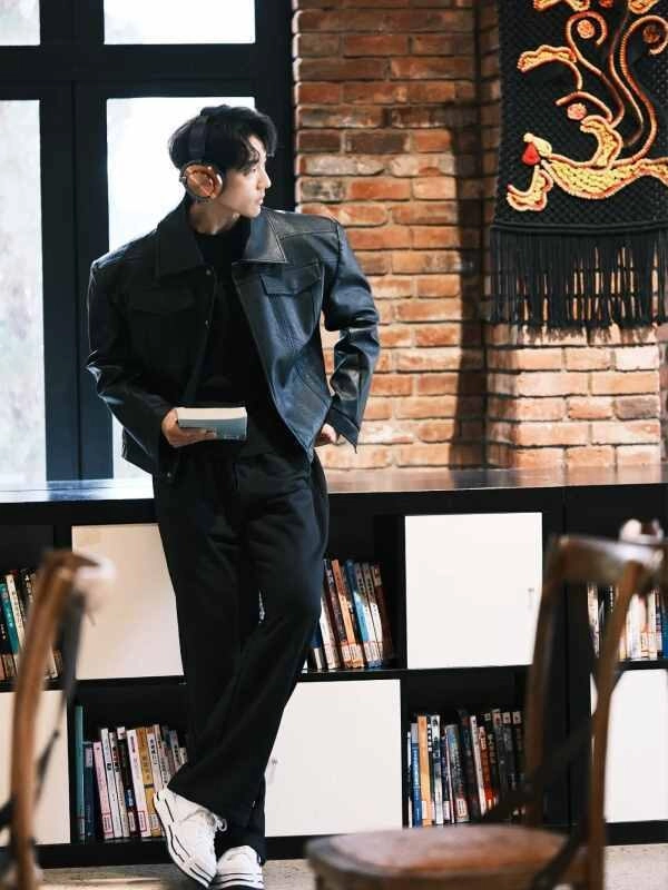 Ảnh trai đẹp đeo tai nghe