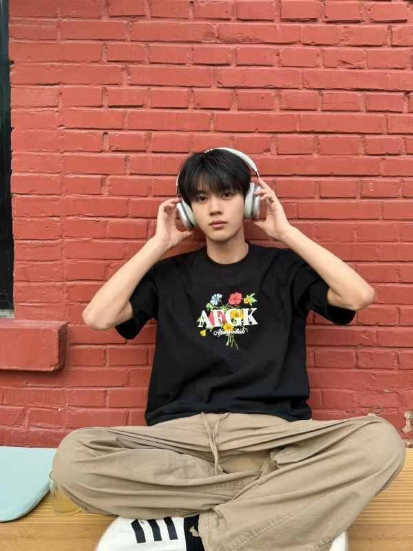 Ảnh trai đẹp đeo tai nghe