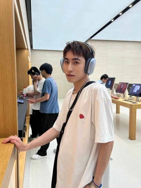 Ảnh trai đẹp đeo tai nghe