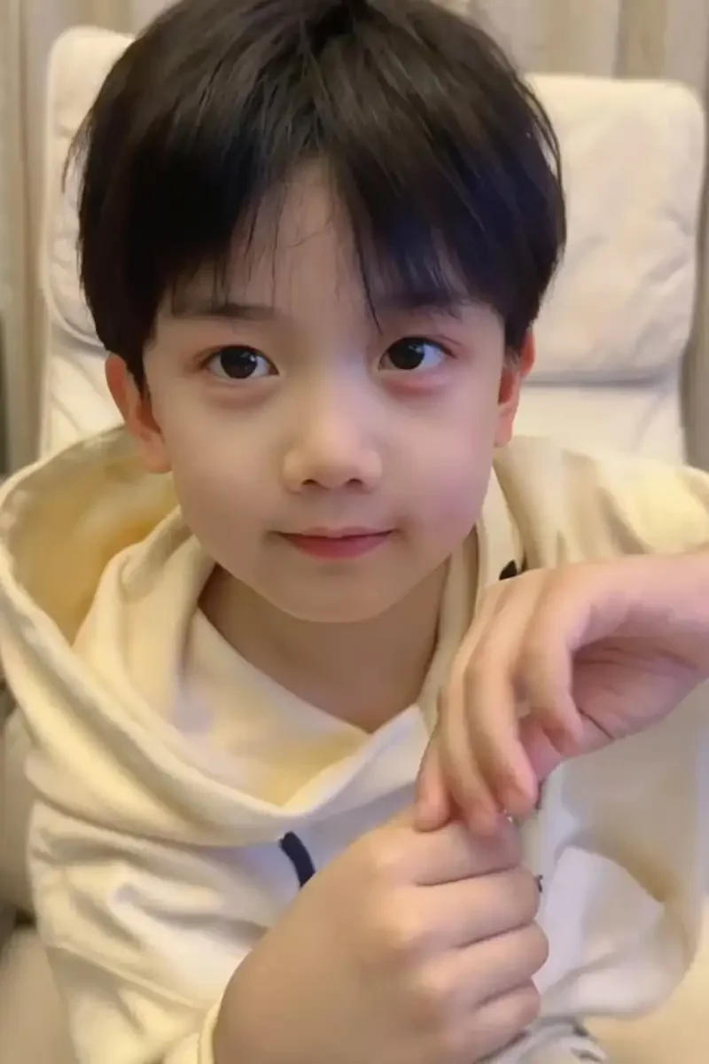 Hình ảnh trai đẹp 10 tuổi Việt Nam che mặt