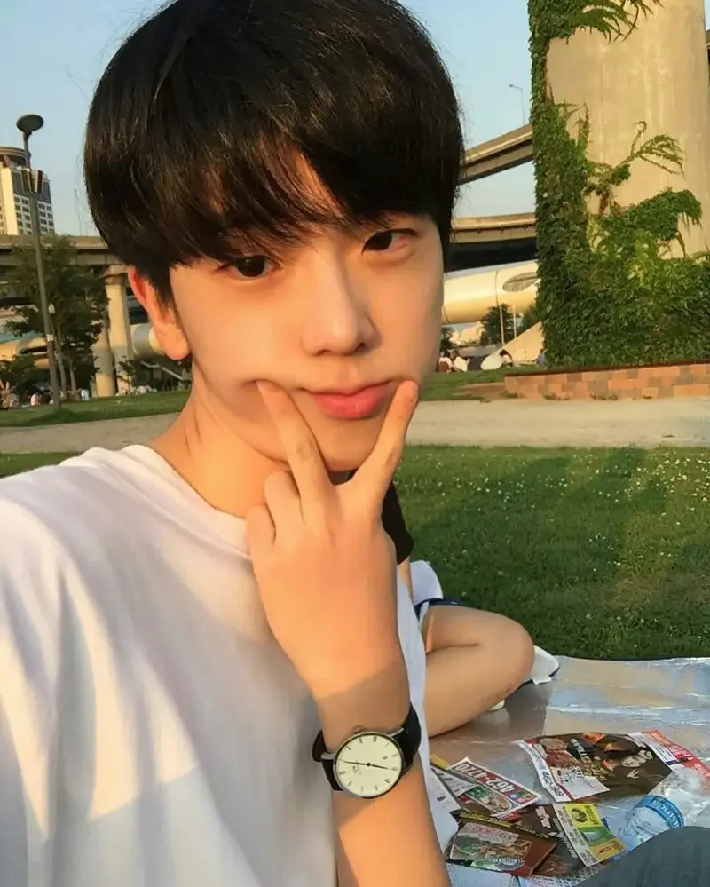 Ảnh trai đẹp 12 tuổi che mặt