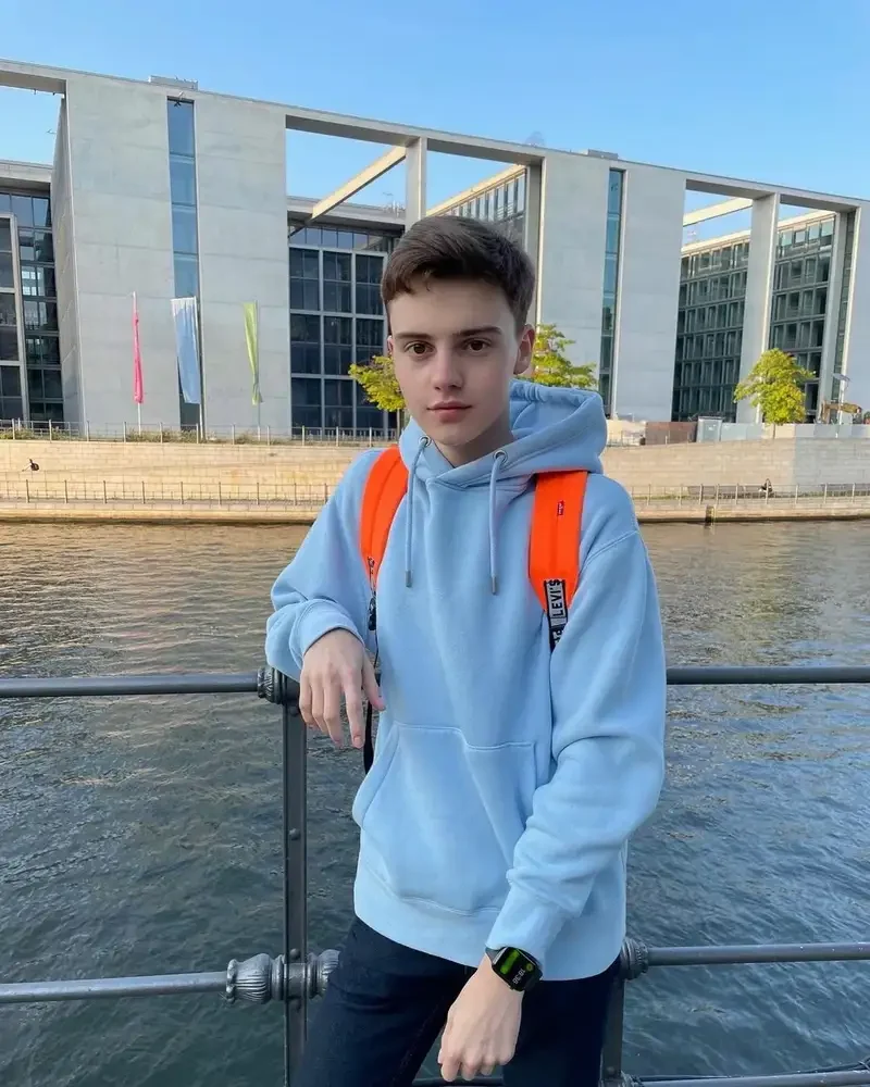 Ảnh trai đẹp 12 tuổi Việt Nam che mặt