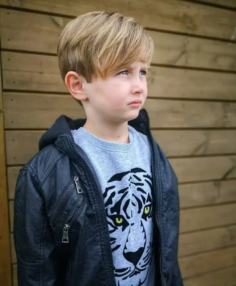 Ảnh trai đẹp lớp 12 trong bộ đồng phục lịch lãm