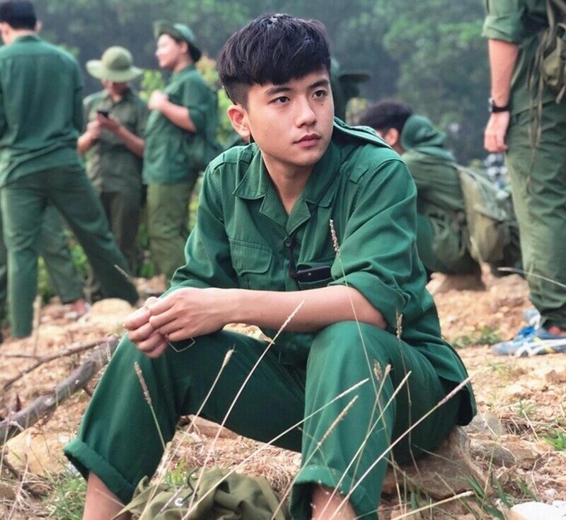 ảnh trai đẹp 17 tuổi mặc đồng phục