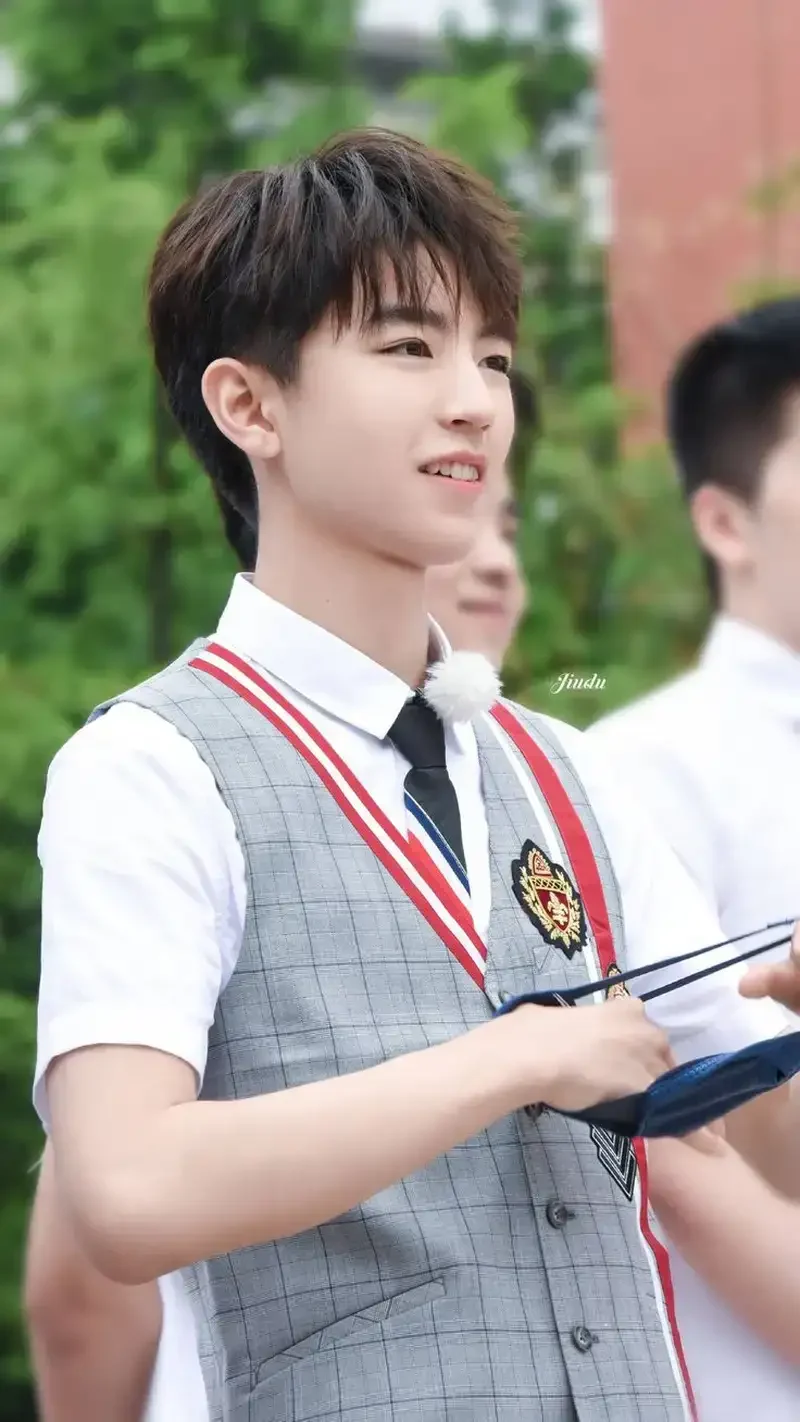 Ảnh trai đẹp 2k1 kiểu tóc ấn tượng