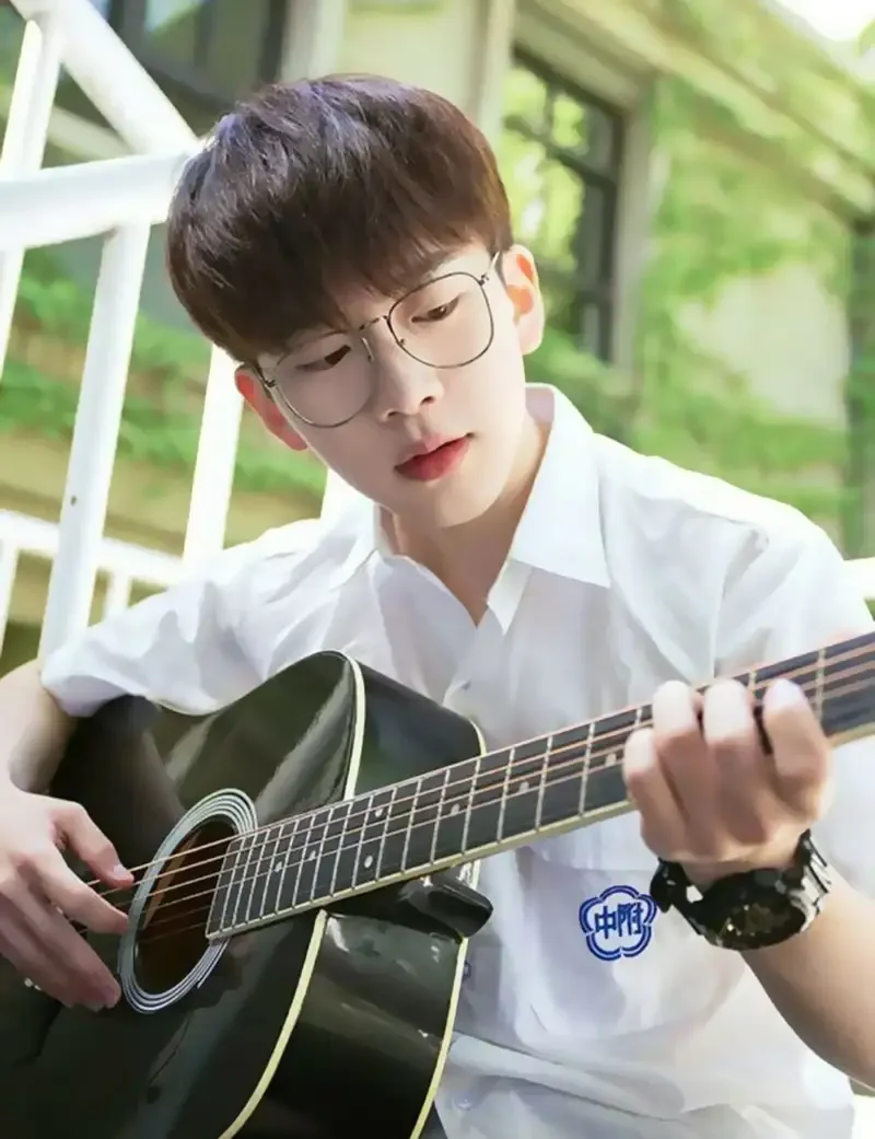 Ảnh trai đẹp 2k1 trong bộ trang phục đơn giản