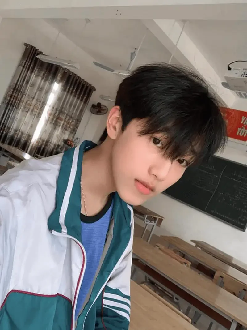 Ảnh trai đẹp 2k2 trong không gian ánh sáng ấm áp