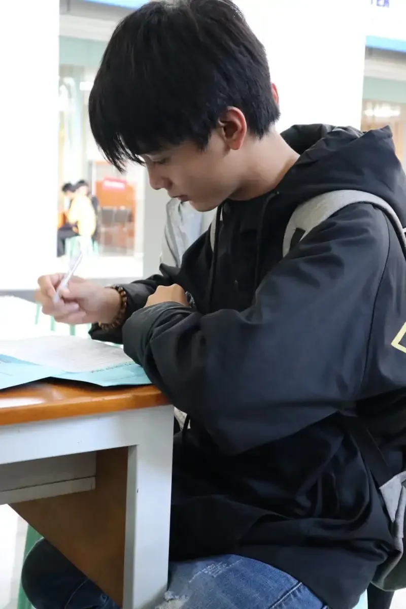 Ảnh trai đẹp 2k1 trong trang phục năng động