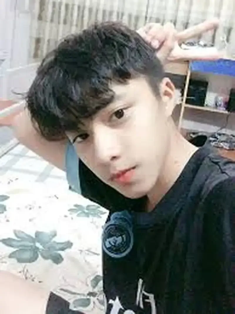 Ảnh trai đẹp 2k1 trong trang phục đơn giản