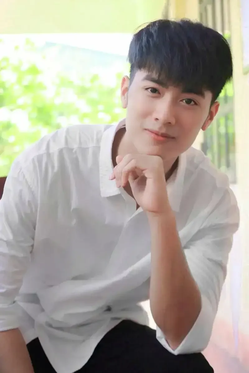 Ảnh trai đẹp che mặt 2k3 trong ánh sáng