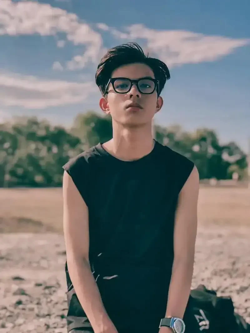 Ảnh trai đẹp 2k3 tạo dáng bên khung cửa sổ